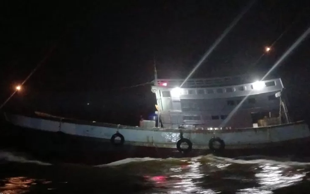 Indonesian Navy Seizes Thai-Flagged Vessel