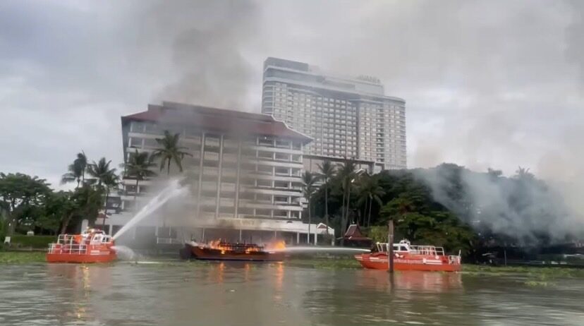 Fire Destroys Tourist Boats Near Luxury Hotel by Chao Phraya River