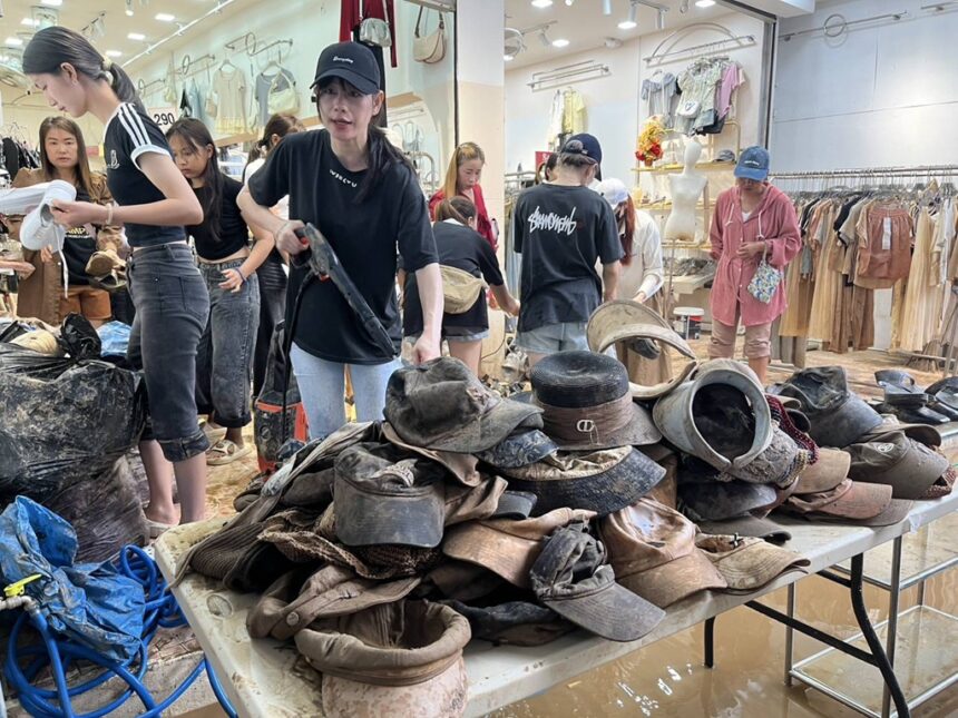 Vendors at Sai Lom Joy Market in Mae Sai Sell-Off Flood-Damaged Goods