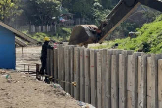 Mae Sai River wall construction