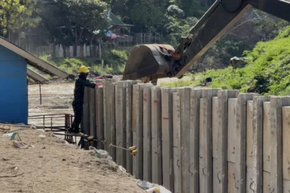 Mae Sai River wall construction