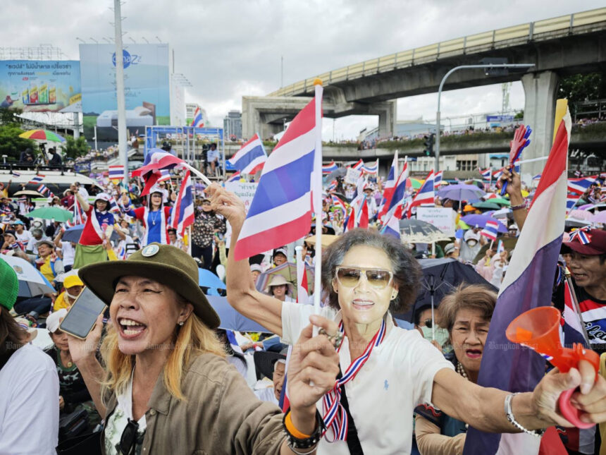 Former Yellow Shirts Protest in Bangkok, Demand PM to Step Down