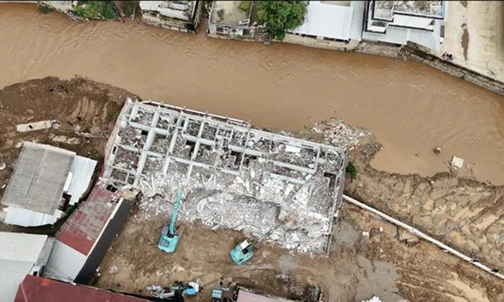 Army Engineers Demolish Illegal Riverside Buildings in Mae Sai