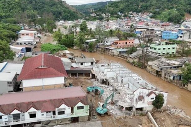 Army Engineers Demolish Illegal Riverside Buildings in Mae Sai