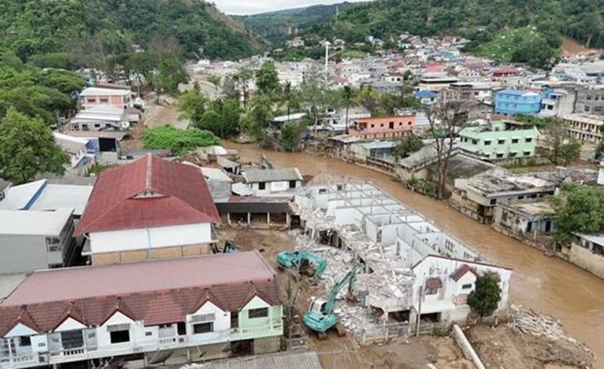 Army Engineers Demolish Illegal Riverside Buildings in Mae Sai