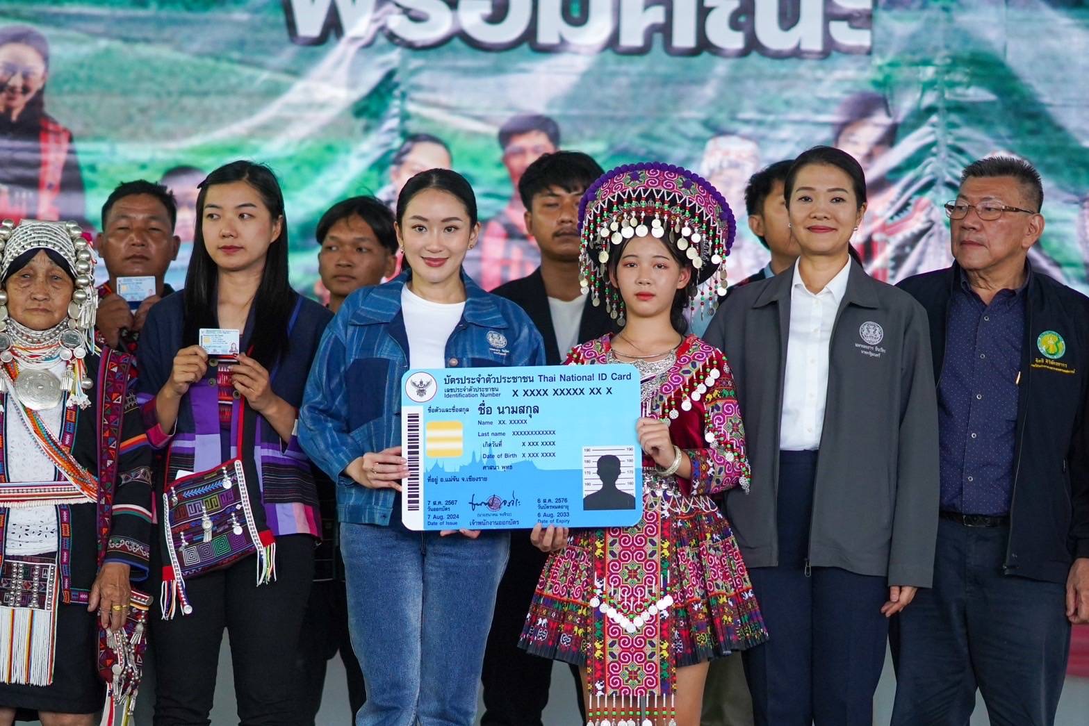 Prime Minister Delivers Thai ID Cards to Ethnic Groups in Chiang Rai
