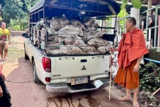 Monk Encourages Elephant Village Turn Dung into Organic Fertiliser for Local Farmers