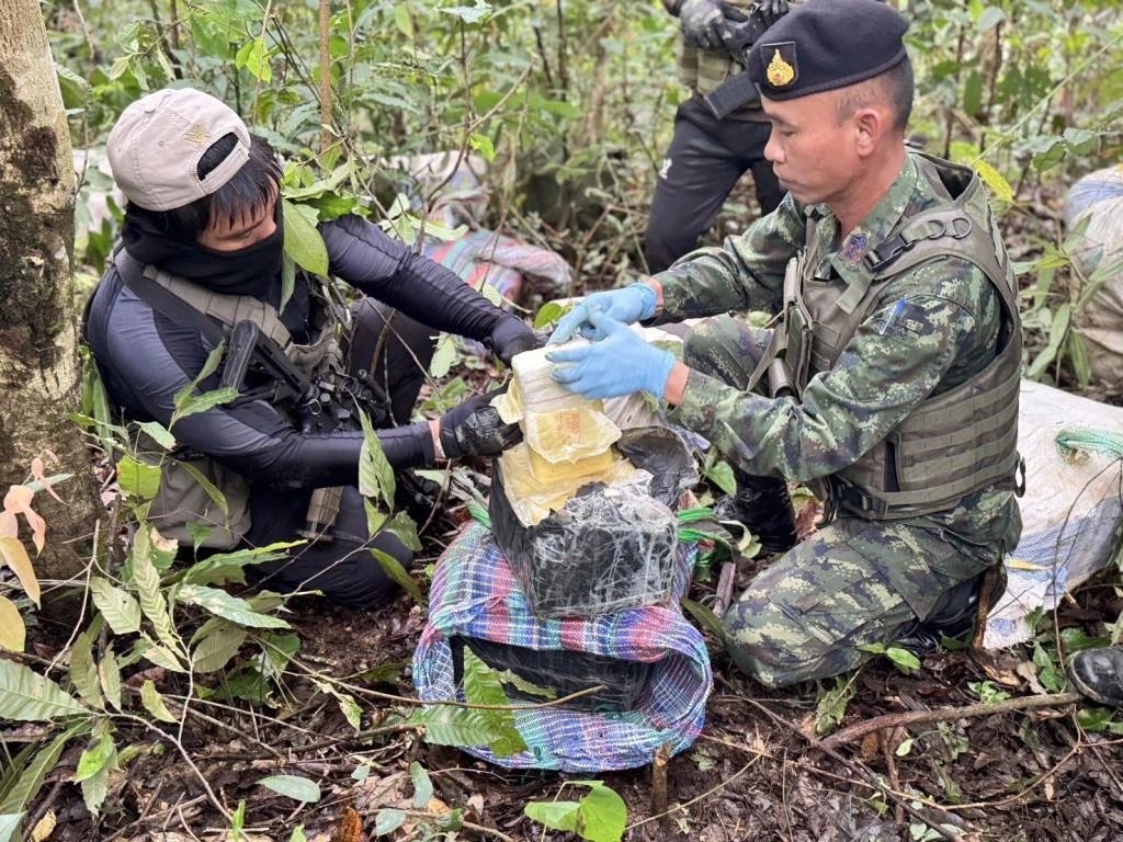 Soldier Seize Large Cache of Drugs and Weapons in Chiang Rai