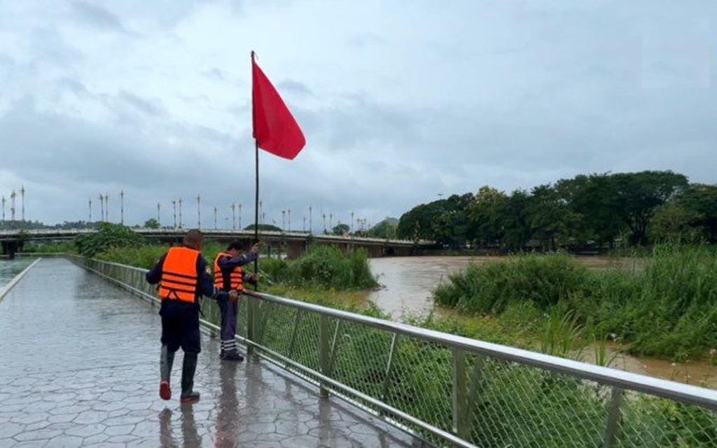Chiang Rai Puts Up Red Warning Flags Along the Kok River as Water Levels Increase