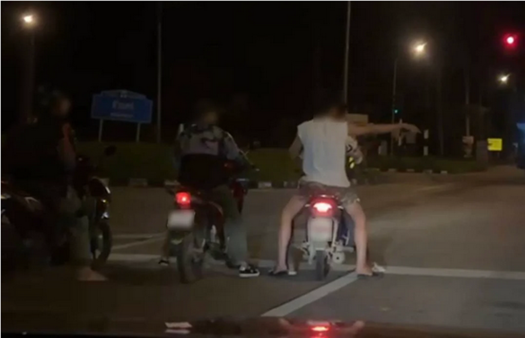Police Hunts for Youth on Motorcycles Attacking People with Machete 