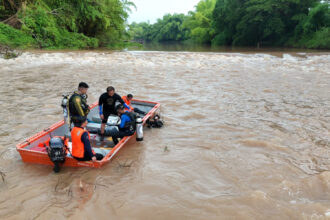 Police Officer Missing After Boat Capsizes