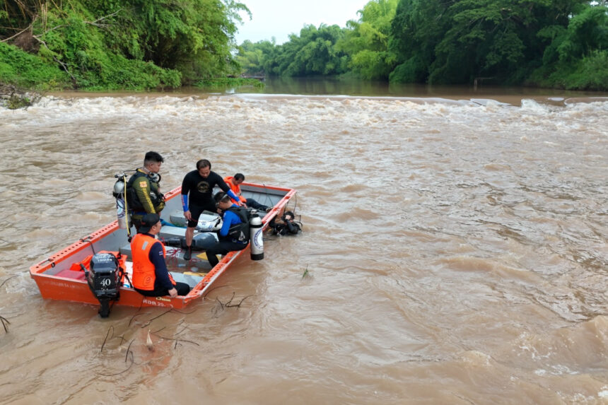 Police Officer Missing After Boat Capsizes