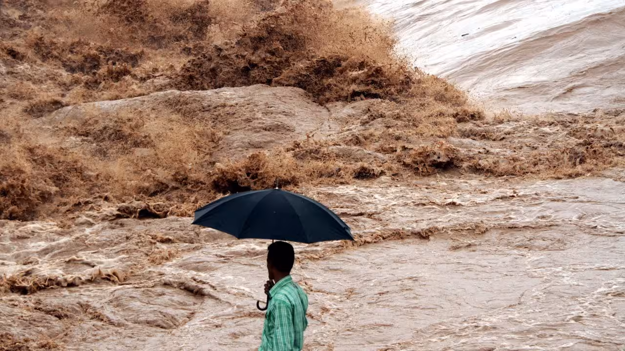 Flash Floods Kill Dozens in Kashmir, Force Hundreds of Thousands from Homes in Pakistan