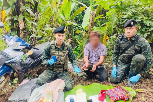 Soldiers Detain Myanmar Man And Seize 300,000 Meth Pills in Chiang Rai’s Mae Fah Luang District
