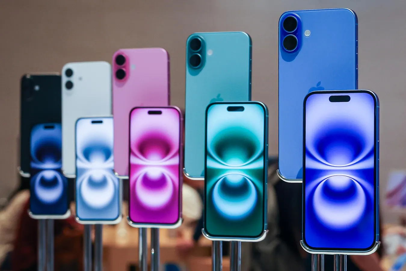 Apple Fan in Thailand Giddy Over the Release of the iPhone 17