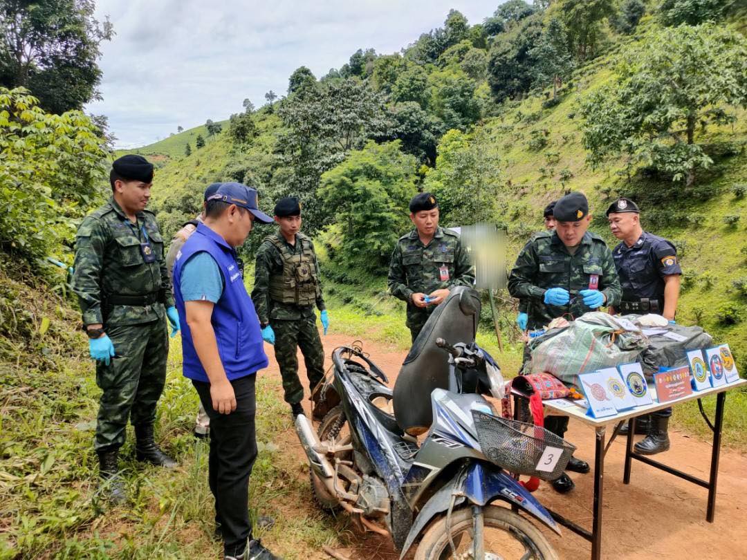 Soldiers Detain Myanmar Man And Seize 300,000 Meth Pills in Chiang Rai’s Mae Fah Luang District