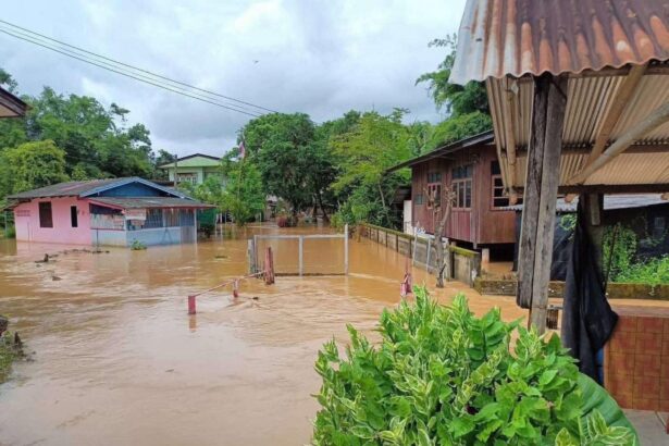 Heavy Rain Triggers Flooding in Chiang Rai, Authorities Urge Caution