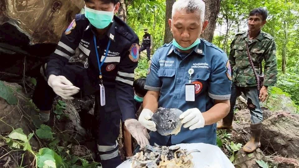Police find burned out car wreck