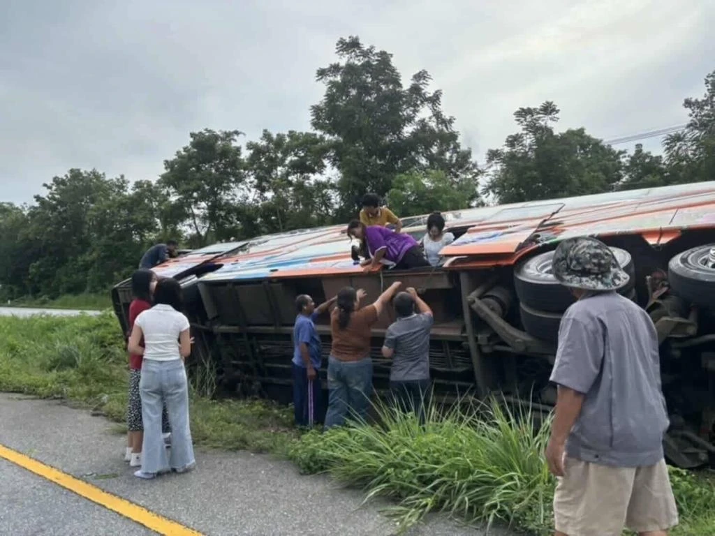 Bus Transporting 40 Students Crashes in Northern Thailand, 2 Injured