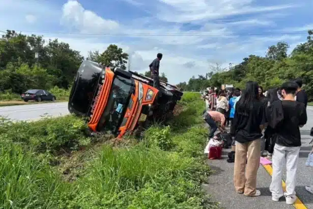 Bus Transporting 40 Students Crashes in Northern Thailand, 2 Injured