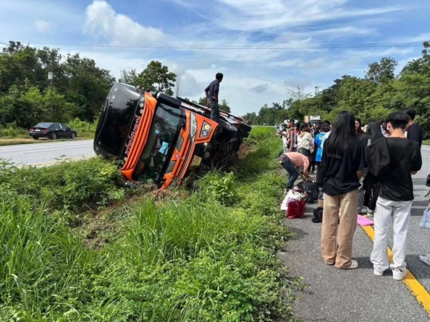 Bus Transporting 40 Students Crashes in Northern Thailand, 2 Injured