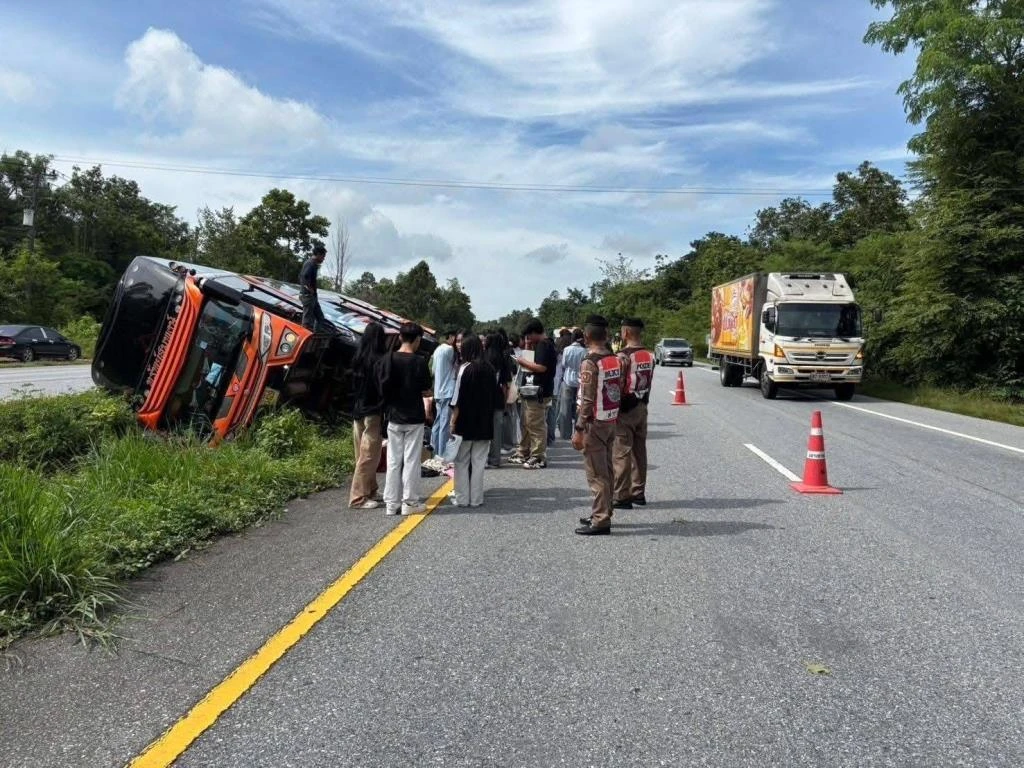 Bus Transporting 40 Students Crashes in Northern Thailand, 2 Injured