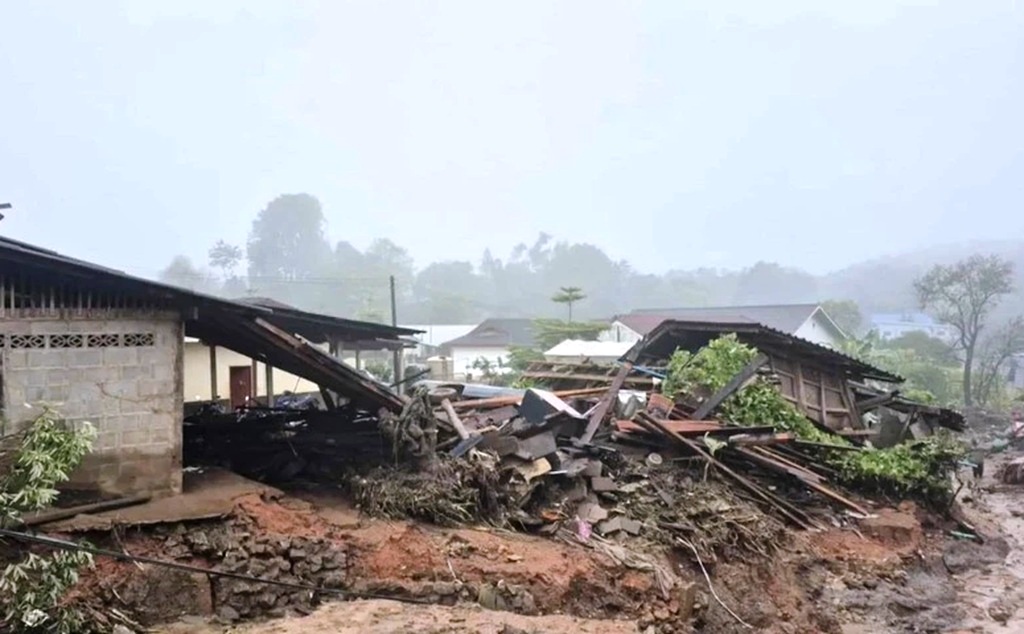 Flash Flood Kill 2 People and Injure 10 More in Chiang Mai
