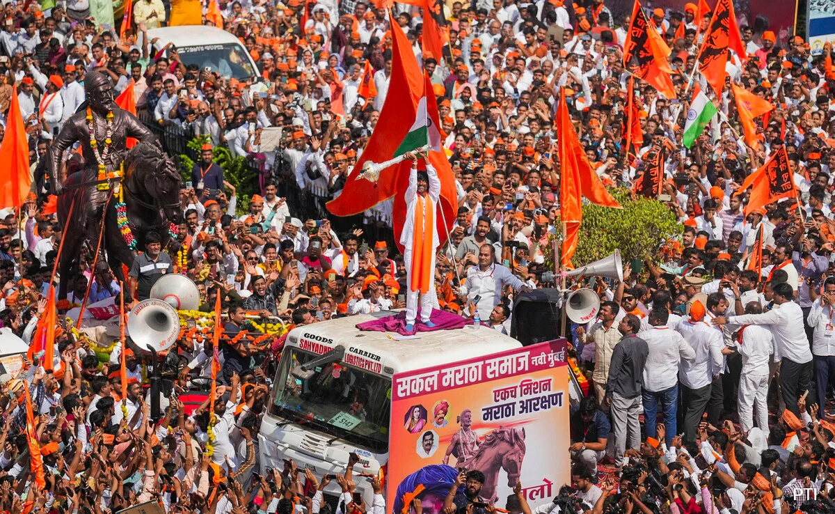 The protest began early in the morning as Jarange, accompanied by a convoy of hundreds of vehicles, entered Mumbai 