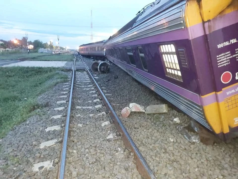 a special express train heading to Bangkok derailed near Kui Buri station