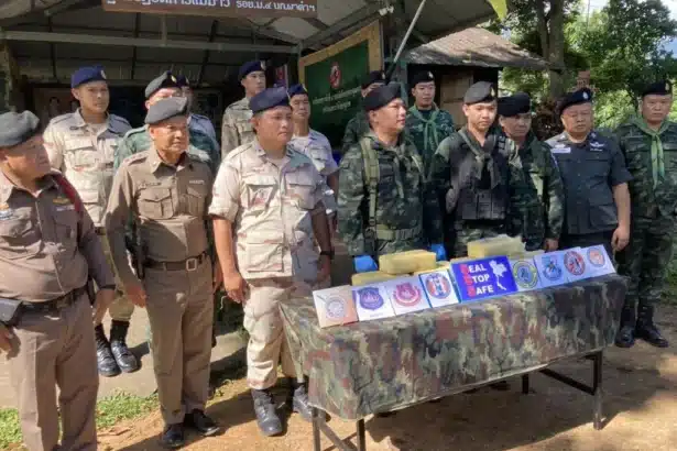 Chiang Mai Soldiers Stop Meth Smuggling