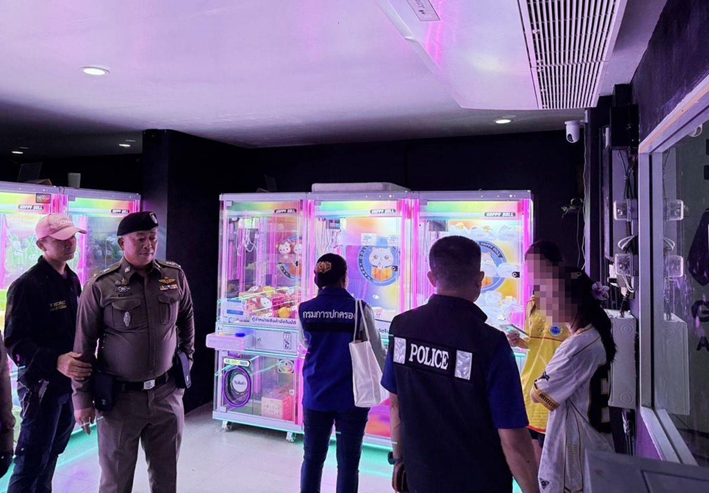 Police Clampdown on Coin-Operated Claw Machines in Chiang Rai
