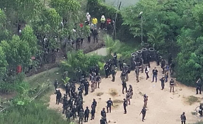 Thailand's Riot Police Fire Tear Gas and Rubber Bullets at Cambodian Protesters 