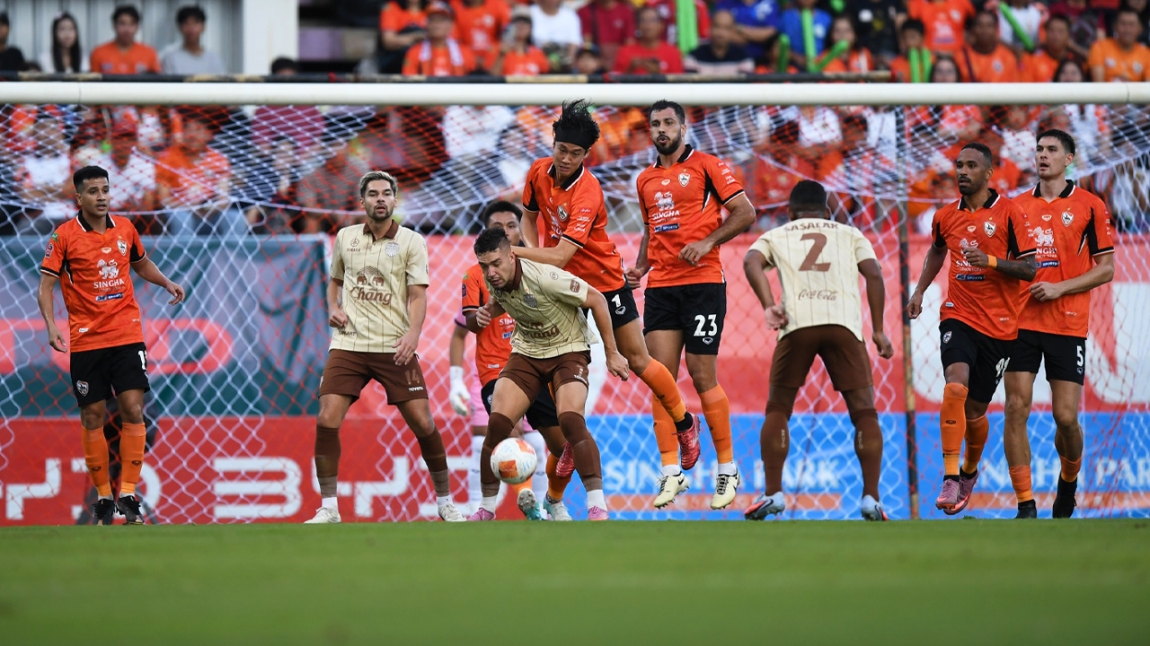 Buriram United Edge Out Chiangrai United in Thrilling 2-1 Victory