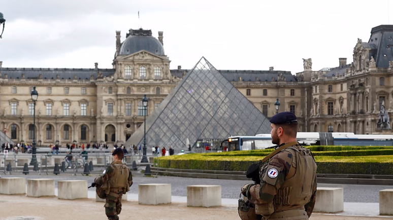 the louvre robbery