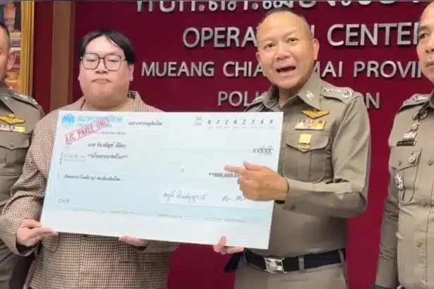 Chiang Mai Police Return Money to Teacher