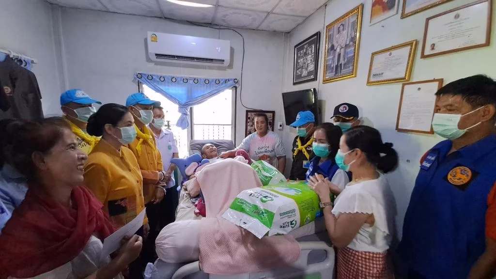 Chiang Mai Governor Visits Bedridden Tham Luang Cave Rescue Hero