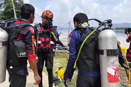 Rescue Workers Search for Missing Diver
