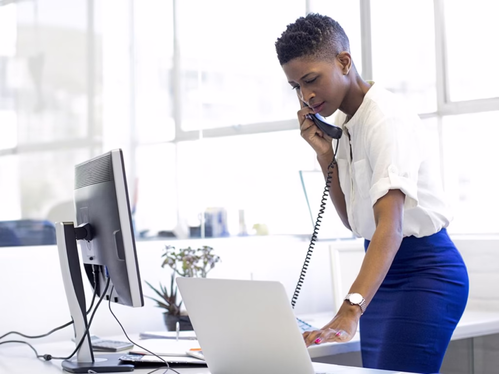 How office workers stay fit at desk jobs