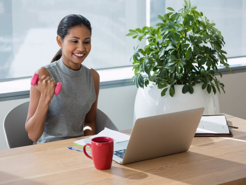 How office workers stay fit at desk jobs