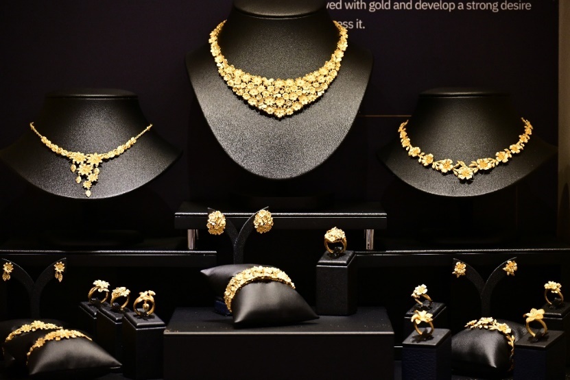 A display of jewelry on display Description automatically generated