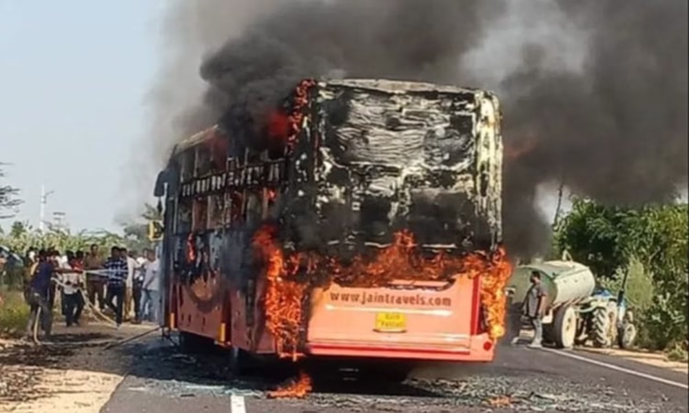 India bus fire kills 20
