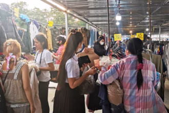 Chiang Rai Resident Race to Buy Winter Clothing