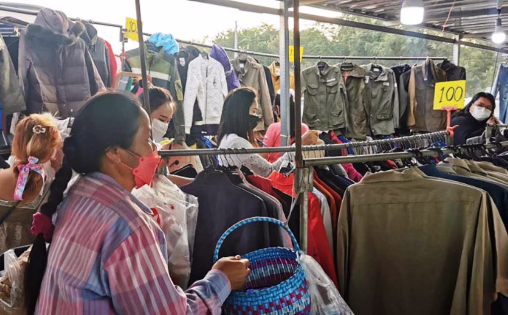 Chiang Rai Resident Race to Buy Winter Clothing