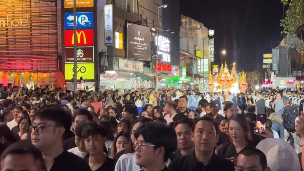 Tens of Thousands Attend the Grand Krathong Parade in Chiang Mai