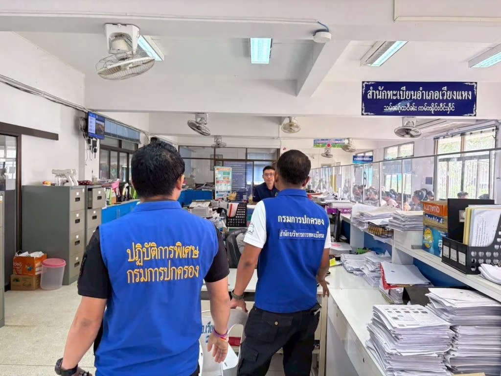 CIB Police Arrest Government Workers Selling Thai Citizenship