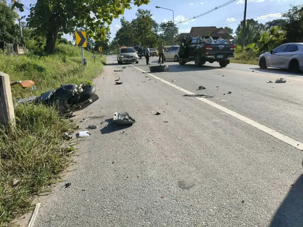 Motorcycle Rider Dies After Crashing into Mazda Pickup in Chiang Rai