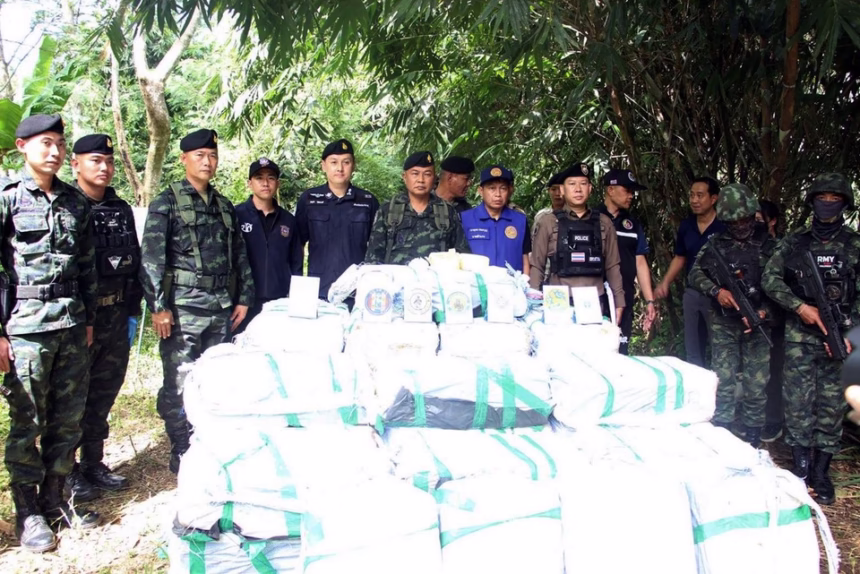 CHIANG RAI - Soldiers clashed with a drug caravan near Tham Luang in Mae Sai