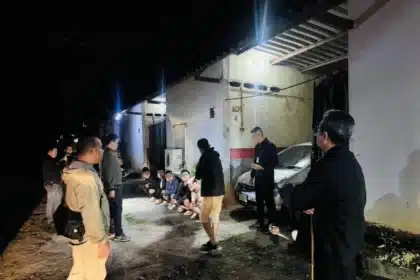 Police Arrest 5 Chinese Scammers