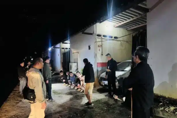 Police Arrest 5 Chinese Scammers