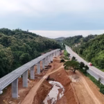 Engineering highlights include four tunnels and a series of mountain bridges, giving the route both practical importance and tourist appeal. Freight facilities will also be built, with four container yards to support logistics.